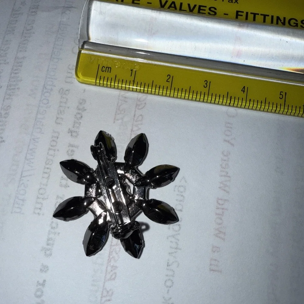 Vintage Black tone Metal Champagne Rhinestones‎ FLOWER Shape Pin Brooch 4896